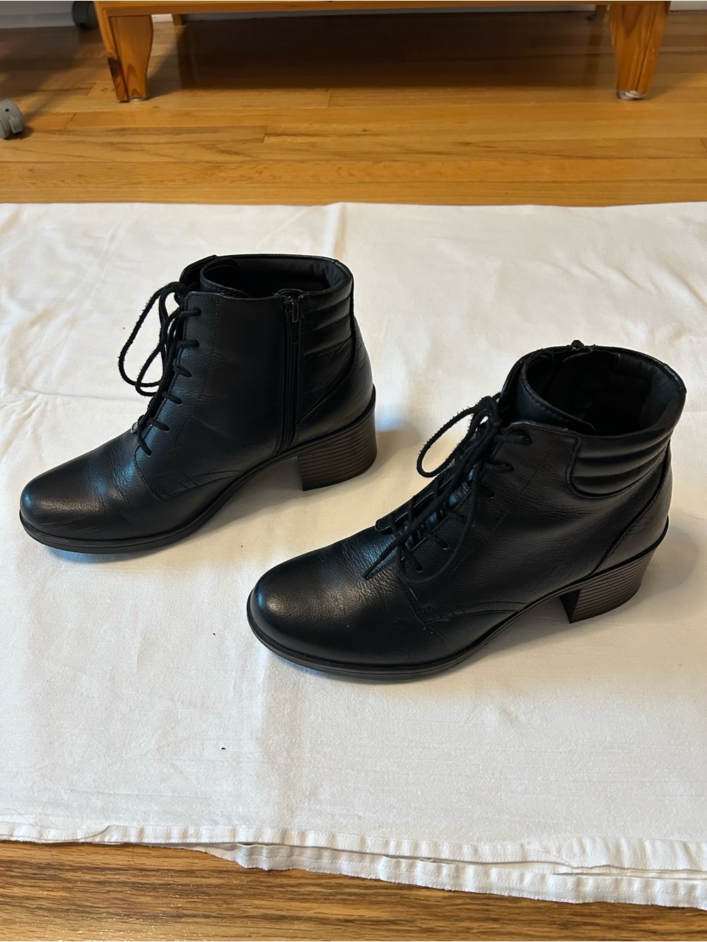 Clarks Collection Black Leather Lace-Up Ankle Booties with Side Zip - Picture 2 of 11